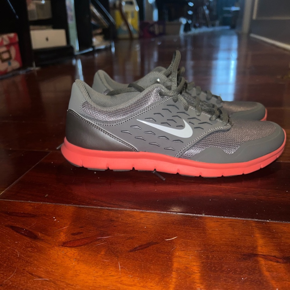 NWOT Womens Nike Running Sneakers - Picture 6 of 8